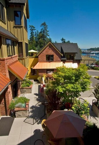 The Eagle Harbor Inn