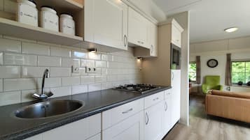 Fridge, dishwasher, coffee/tea maker