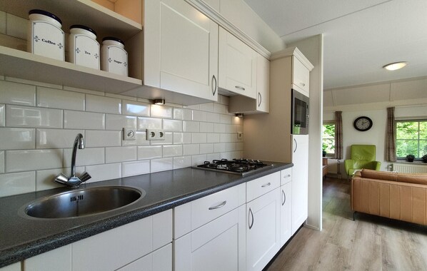 Fridge, dishwasher, coffee/tea maker