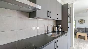 Een koelkast, een vaatwasser, een koffiezetapparaat/waterkoker