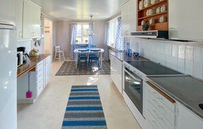 Refrigerador, parrilla de estufa, lavavajillas y cafetera y tetera 