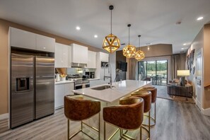 Geladeira, micro-ondas, cooktop, lava-louças