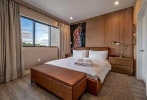 4 slaapkamers, een strijkplank/strijkijzer, internet
