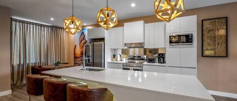 Kylskåp, mikrovågsugn, ugn och spishäll