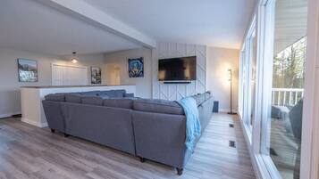 Smart-tv, bordtennisbord, stereoanlæg