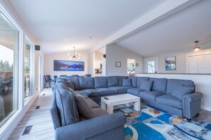 Smart TV, mesa de ping pong, estéreo