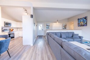 Una Smart TV, una mesa de tenis de mesa, un reproductor estéreo