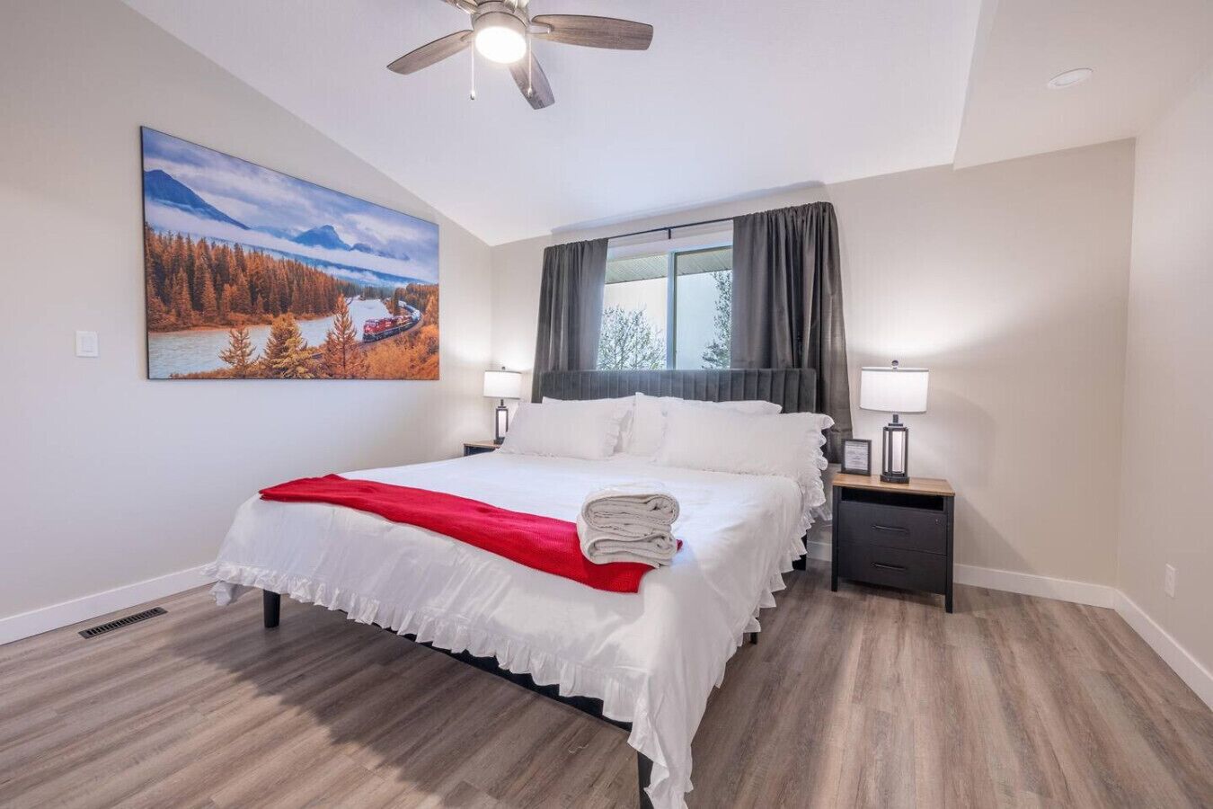 5 Schlafzimmer, Schreibtisch, Bügeleisen/Bügelbrett, Reisekinderbett