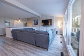 Smart-TV, bordtennis og stereoanlegg