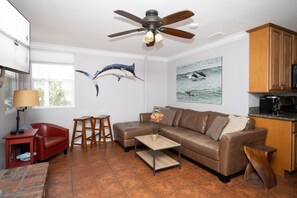 Smart TV, stereo - Iconic Cottage, Steps to Beach/Ocean, AC,Parking (San Diego)