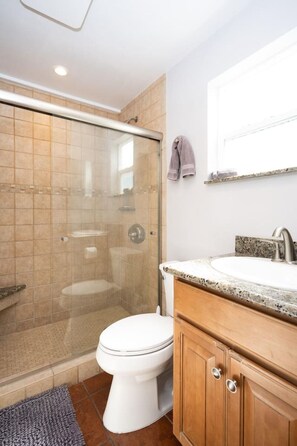 Shower, hair dryer, towels, shampoo - Iconic Cottage, Steps to Beach/Ocean, AC,Parking (San Diego)
