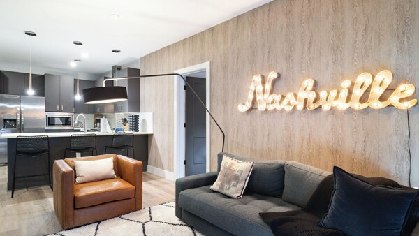 Sleeps 24 4 Modern Midtown Apartments W/ Gym + Pool Walkable To Shops & Eats - Nashville, TN