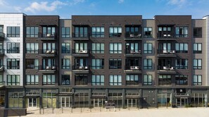Interior - Sleeps 24 4 Modern Midtown Apartments w/ Gym + Pool Walkable to Shops & Eats (Nashville)