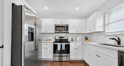 Quiet, Private Upstairs Apartment Near Texas Medical Center & Museum District