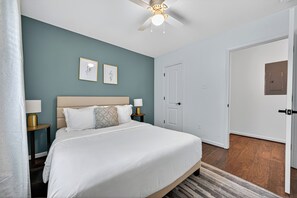 2 bedrooms, iron/ironing board, free WiFi, bed sheets - Quiet, Private Upstairs Apartment Near Texas Medical Center & Museum District (Houston)