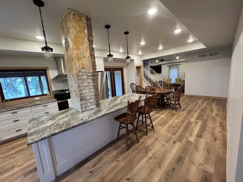 Spacious 5-bedroom house on 3 beautiful acres at the lake!