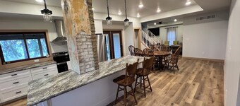 Spacious 5-bedroom house on 3 beautiful acres at the lake!