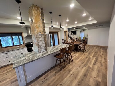 Spacious 5-bedroom house on 3 beautiful acres at the lake!