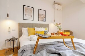 2 bedrooms, desk, iron/ironing board, travel cot - Near CityLife & Thermal Baths – Spacious apartment with 2 baths and XL living (Milano)