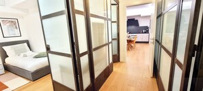 2 habitaciones, escritorio y tabla de planchar con plancha