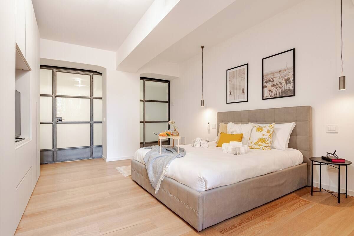 2 camere, una scrivania, ferro/asse da stiro, culla da viaggio