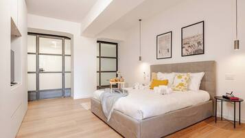 2 habitaciones, escritorio y tabla de planchar con plancha