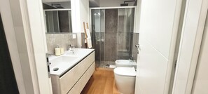 Shower, hair dryer, bidet, towels - Near CityLife & Thermal Baths – Spacious apartment with 2 baths and XL living (Milano)