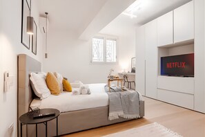 2 habitaciones, escritorio y tabla de planchar con plancha