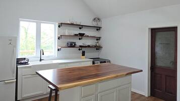 Een koelkast, een microgolfoven, een oven, een kookplaat