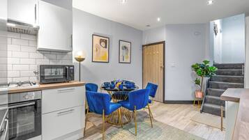 House | Dapur peribadi | Peti sejuk, ketuhar gelombang mikro, ketuhar, dapur