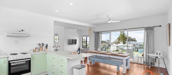 Stella- Beachfront Retreat