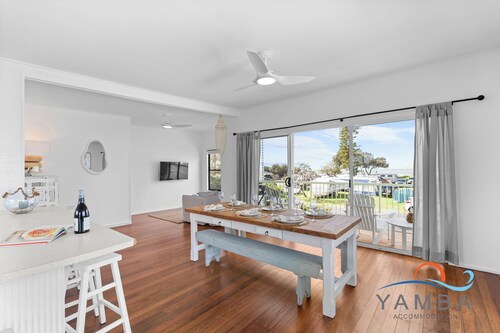 Stella- Beachfront Retreat