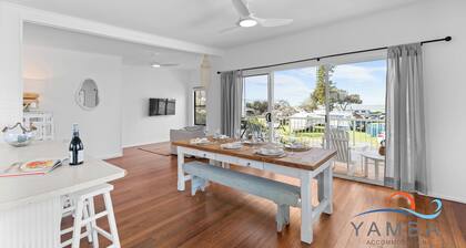 Stella- Beachfront Retreat