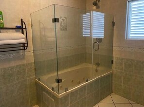 Familienhaus, Meerblick | Badezimmer | Handtücher, Seife, Shampoo, Toilettenpapier