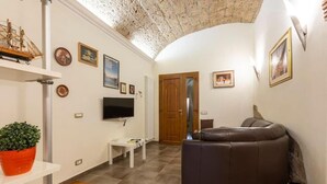Living area - Private apartment + parking in front of the house + 2 bedrooms, sleeps 4, and 2 bathrooms (Pitigliano)