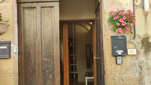 Exterior detail - Private apartment + parking in front of the house + 2 bedrooms, sleeps 4, and 2 bathrooms (Pitigliano)