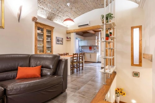 Private apartment + parking in front of the house + 2 bedrooms, sleeps 4, and 2 bathrooms