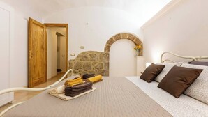 Room - Private apartment + parking in front of the house + 2 bedrooms, sleeps 4, and 2 bathrooms (Pitigliano)