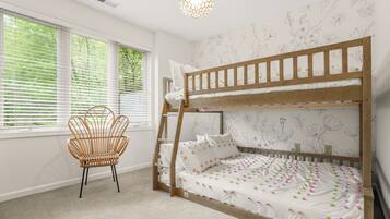 5 bedrooms, desk, iron/ironing board, travel crib