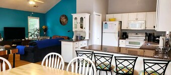 PRIME Location~BEACH~SOUND~Epic SUNSETS • Bike Path • Putt-Putt ~ Relax & Unwind