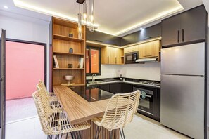 Réfrigérateur, micro-ondes, four, plaque de cuisson