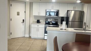 Een minikoelkast, een microgolfoven, een oven, een kookplaat