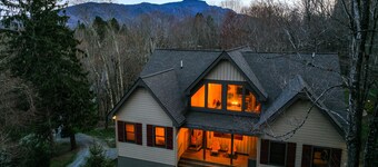 Huge Decks, Hot Tub, Fire Pit & Dog Friendly. Close to Boone and Banner Elk.