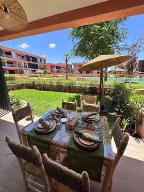 Outdoor dining - Stylish Stay with Pool & View – Marrakech (Marrakesh)