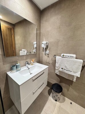 Shower, jetted tub, hair dryer, towels - Stylish Stay with Pool & View – Marrakech (Marrakesh)