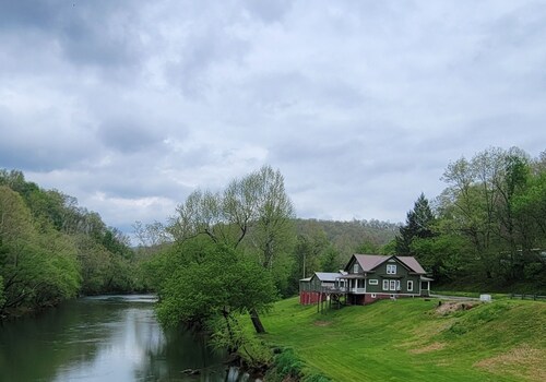Riverfront / Fishing / Elk Rail Trails / 4-bedroom house in beautiful Duck
