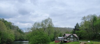 Riverfront / Fishing / Elk Rail Trails / 4-bedroom house in beautiful Duck