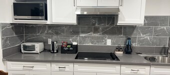 Charming studio in welcoming Glendora with AC, WiFi & full kitchen
