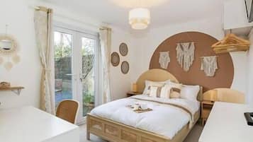 Tabla de planchar con plancha, wifi y ropa de cama