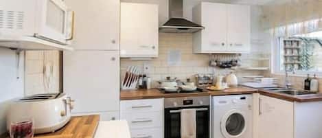 Réfrigérateur, four à micro-ondes, un four, surface de cuisson